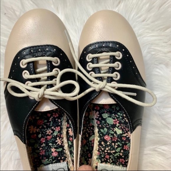 ModCloth Study Buddies Oxford Flat in Black &Cream - Picture 4 of 8